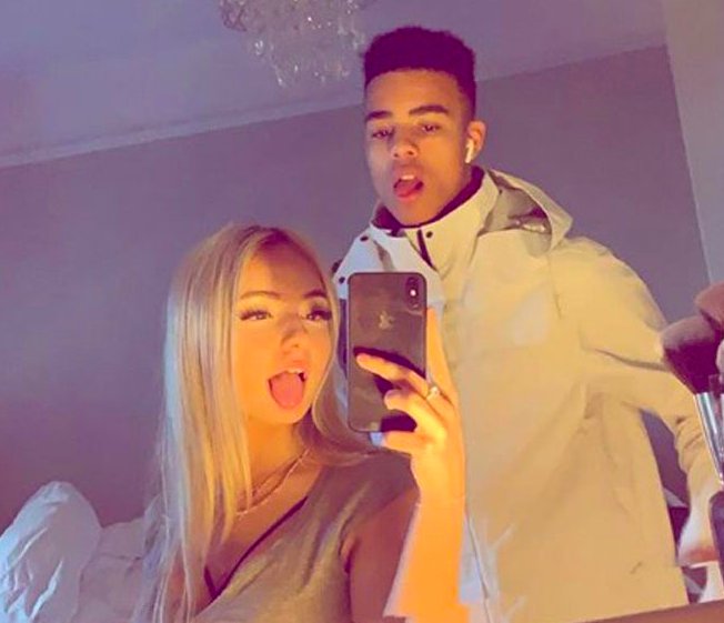 Mason Greenwood đưa bạn gái về nhà chống dịch - Bóng Đá