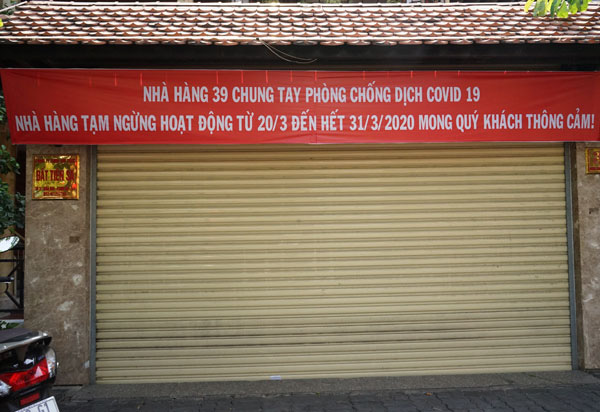 Nhà hàng, quán ăn, tiệm tóc, trà sữa, cà phê... đóng cửa treo biển chung tay chống dịch - Ảnh 2. Nhà hàng, quán ăn, tiệm tóc, trà sữa, cà phê... đóng cửa treo biển chung tay chống dịch - Ảnh 2.