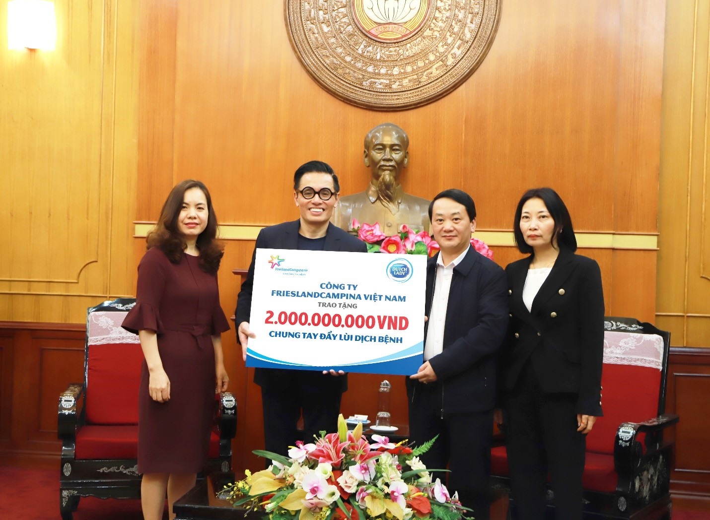 Ông Trần Vũ Hoài (thứ hai từ trái sang) – Giám Đốc Đối Ngoại công ty FrieslandCampina Việt Nam trao phần đóng góp cho đại diện Mặt trận Tổ Quốc Việt Nam