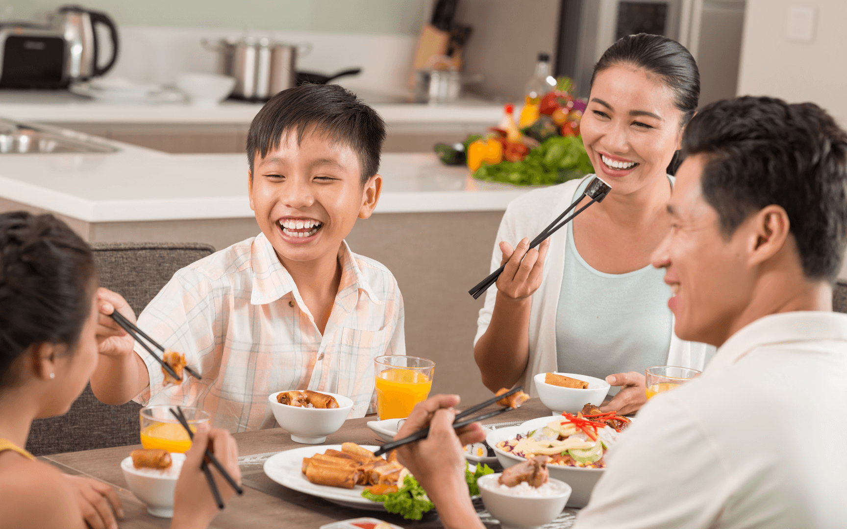 Ai cũng có thể lây nhiễm COVID-19 và vô tình lây bệnh cho người thân, hãy thực hiện ngay những việc làm dù là nhỏ nhất dưới đây - Ảnh 3. Ai cũng có thể lây nhiễm COVID-19 và vô tình lây bệnh cho người thân, hãy thực hiện ngay những việc làm dù là nhỏ nhất dưới đây - Ảnh 3.