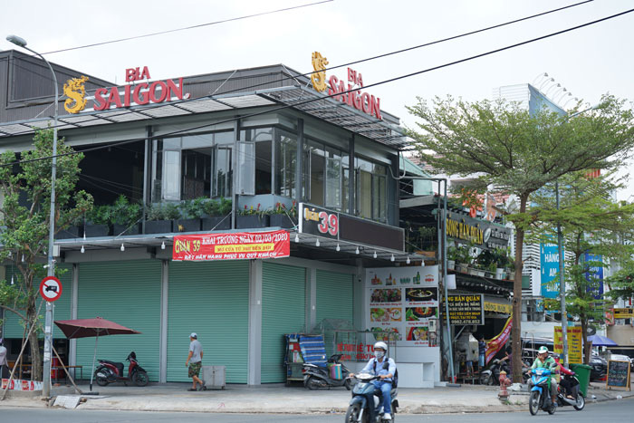 Nhà hàng, quán ăn, tiệm tóc, trà sữa, cà phê... đóng cửa treo biển chung tay chống dịch - Ảnh 25. Nhà hàng, quán ăn, tiệm tóc, trà sữa, cà phê... đóng cửa treo biển chung tay chống dịch - Ảnh 25.