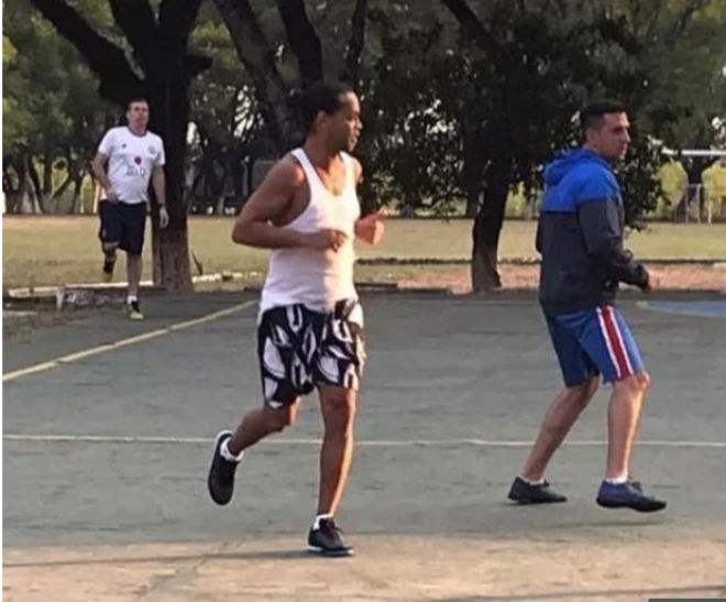 Ronaldinho ngồi tù bị nghi nhiễm Covid-19: Bạo chi 1,6 triệu USD có sớm tại ngoại? - 2