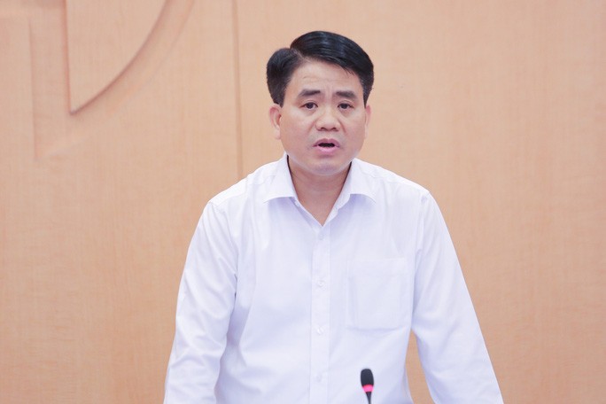 Đang cách ly mà muốn trốn sang Anh, cô gái bị lực lượng chức năng lên tận máy bay đưa xuống - Ảnh 1. Đang cách ly mà muốn trốn sang Anh, cô gái bị lực lượng chức năng lên tận máy bay đưa xuống - Ảnh 1.