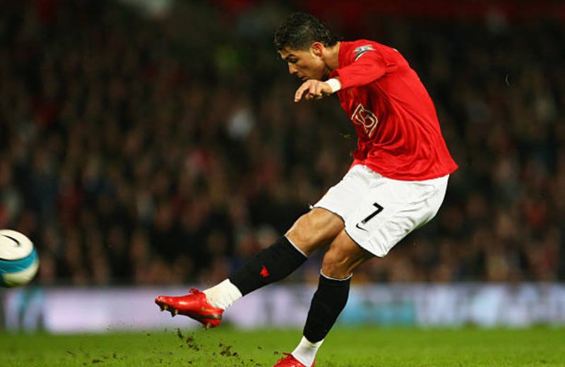 Cách đây đúng 12 năm, Ronaldo lần đầu tiên làm chuyện
