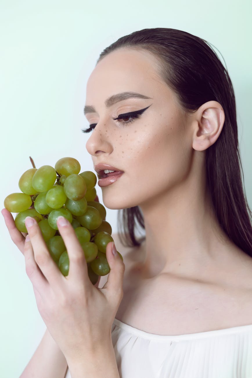Collagen-Cô gái cầm chùm nho. Collagen-Cô gái cầm chùm nho.