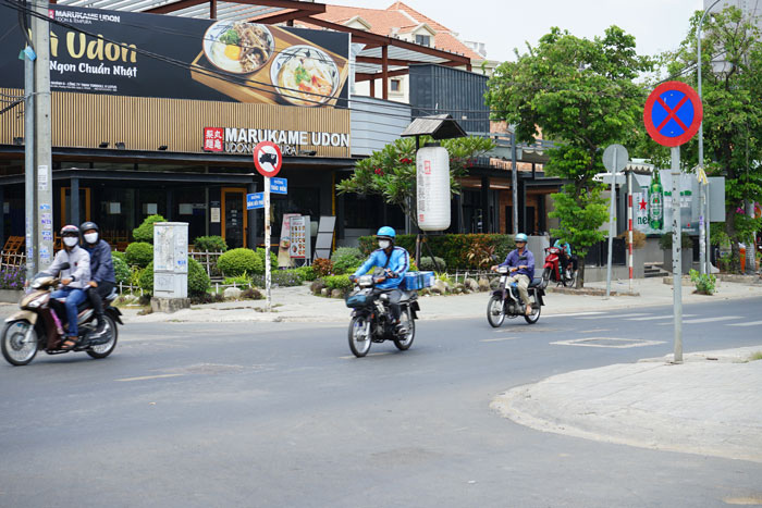 Nhà hàng, quán ăn, tiệm tóc, trà sữa, cà phê... đóng cửa treo biển chung tay chống dịch - Ảnh 7. Nhà hàng, quán ăn, tiệm tóc, trà sữa, cà phê... đóng cửa treo biển chung tay chống dịch - Ảnh 7.