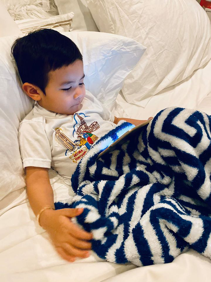 Sau bà xã Đan Trường, Phạm Hương đứng ngồi không yên khi con trai sốt 2 ngày, nguyên nhân là gì? - Ảnh 2. Sau bà xã Đan Trường, Phạm Hương đứng ngồi không yên khi con trai sốt 2 ngày, nguyên nhân là gì? - Ảnh 2.