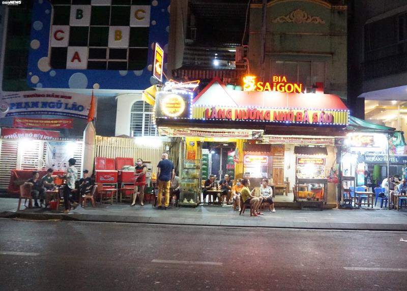 Quán ăn ở TP.HCM và Hội An được mở cửa, không phục vụ quá 30 người cùng lúc - Ảnh 1. Quán ăn ở TP.HCM và Hội An được mở cửa, không phục vụ quá 30 người cùng lúc - Ảnh 1.
