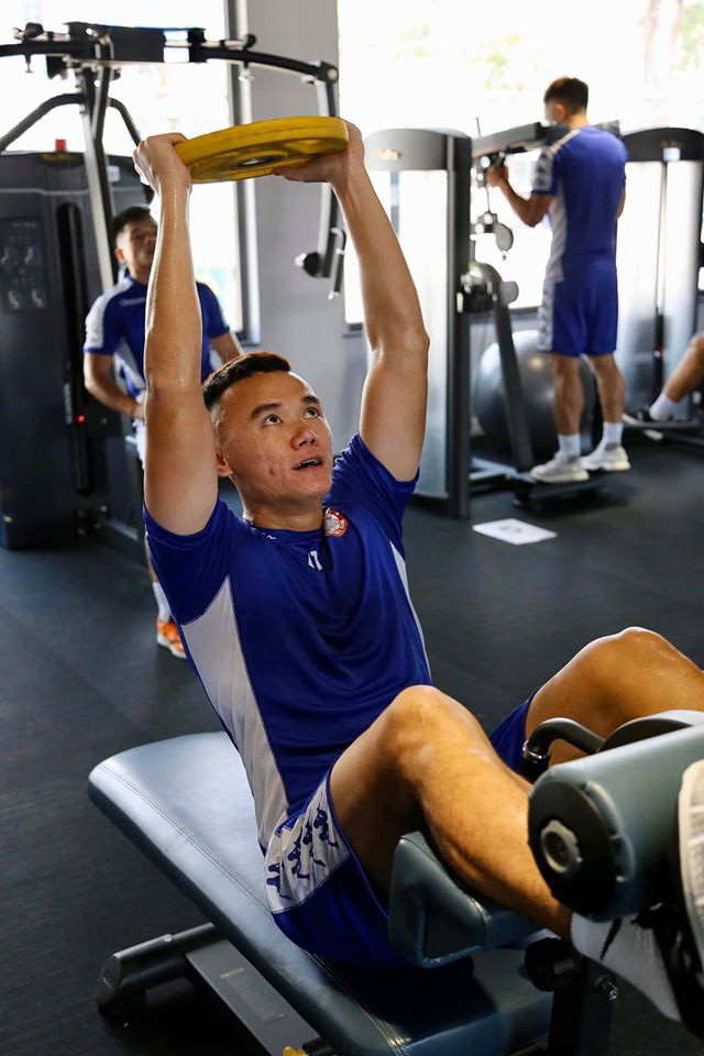 Công Phượng, Bùi Tiến Dũng chăm chỉ tập luyện trong phòng gym chờ ngày trở lại sân cỏ - Ảnh 2. Công Phượng, Bùi Tiến Dũng chăm chỉ tập luyện trong phòng gym chờ ngày trở lại sân cỏ - Ảnh 2.