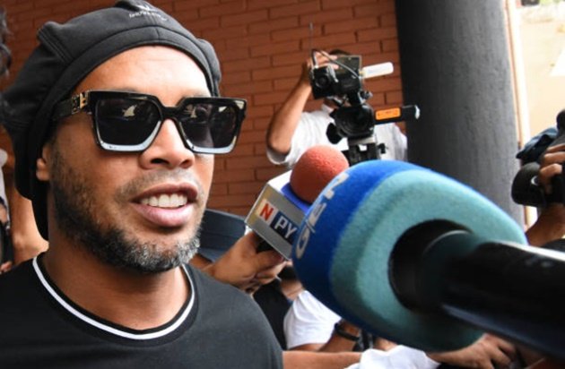 Ảnh Ronaldinho sau khi rời nhà tù - Bóng Đá