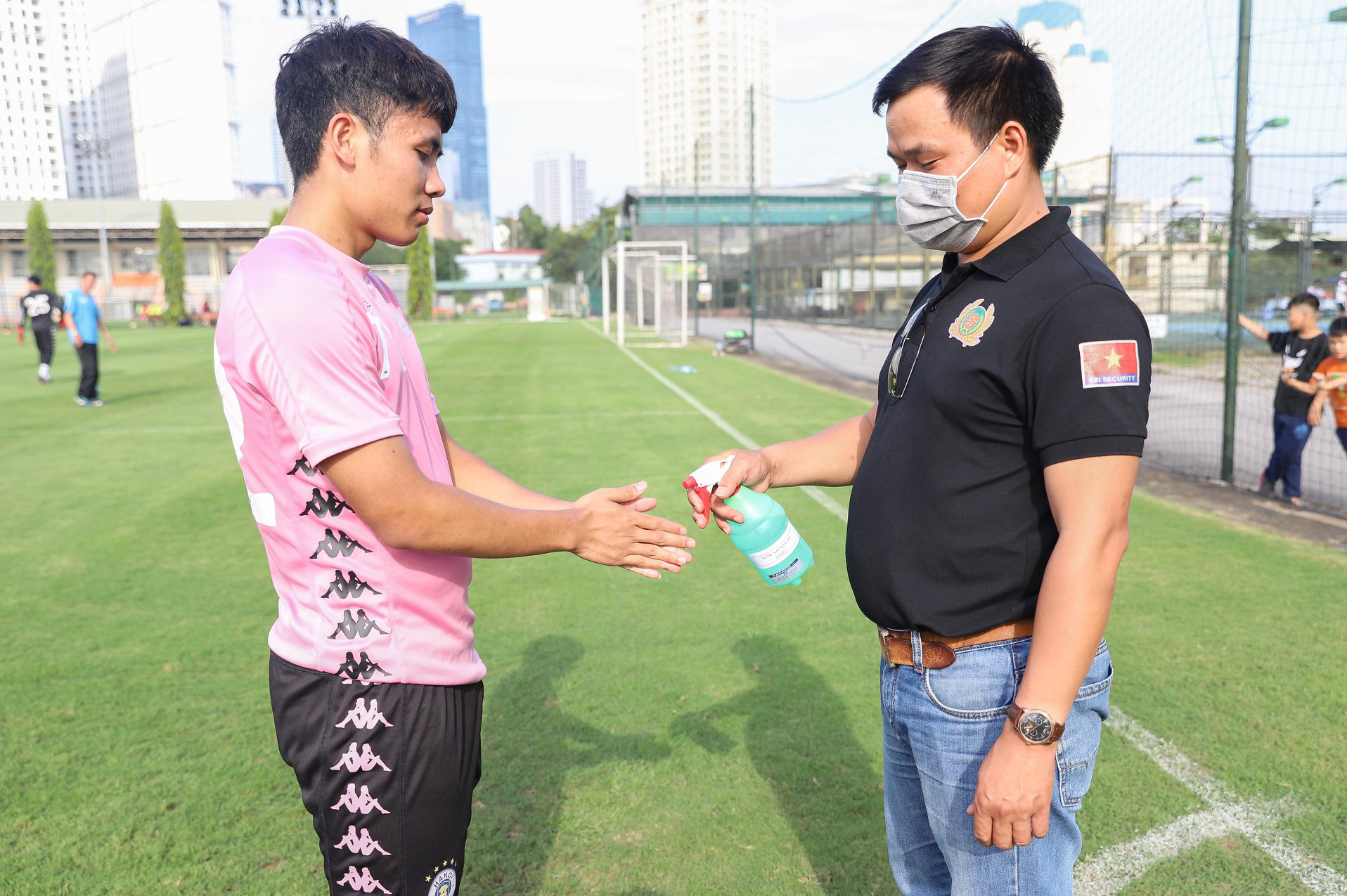 Công Phượng, Bùi Tiến Dũng chăm chỉ tập luyện trong phòng gym chờ ngày trở lại sân cỏ - Ảnh 5. Công Phượng, Bùi Tiến Dũng chăm chỉ tập luyện trong phòng gym chờ ngày trở lại sân cỏ - Ảnh 5.