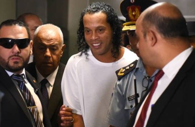 Ảnh Ronaldinho sau khi rời nhà tù - Bóng Đá
