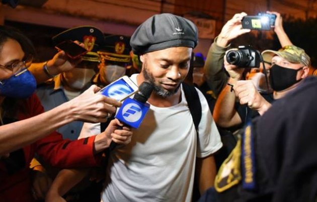 Ảnh Ronaldinho sau khi rời nhà tù - Bóng Đá