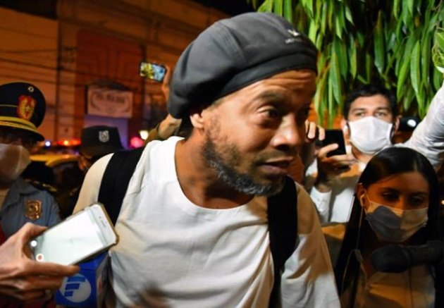 Ảnh Ronaldinho sau khi rời nhà tù - Bóng Đá