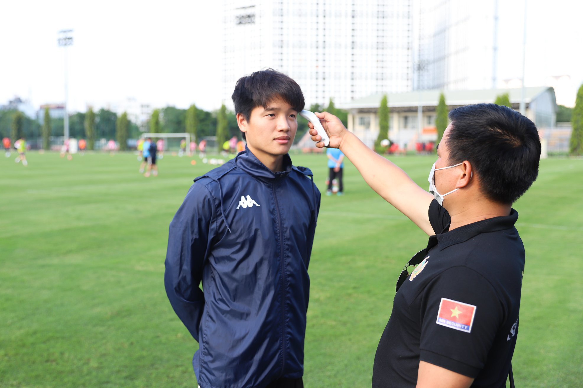 Công Phượng, Bùi Tiến Dũng chăm chỉ tập luyện trong phòng gym chờ ngày trở lại sân cỏ - Ảnh 4. Công Phượng, Bùi Tiến Dũng chăm chỉ tập luyện trong phòng gym chờ ngày trở lại sân cỏ - Ảnh 4.