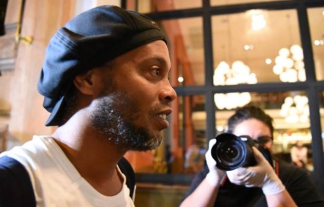 Ảnh Ronaldinho sau khi rời nhà tù - Bóng Đá