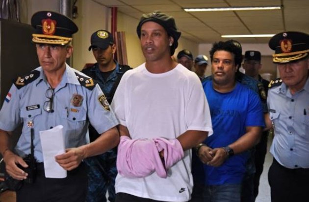 Ảnh Ronaldinho sau khi rời nhà tù - Bóng Đá