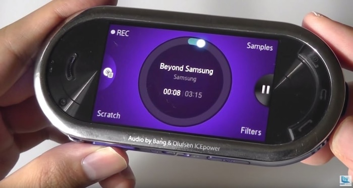 Samsung Galaxy Beat DJ (2009): Samsung Galaxy Beat DJ không chỉ được thiết kế để phục vụ việc nghe nhạc - nó được tạo ra cho cả việc… DJ. Chiếc điện thoại có ngoại hình khá kì lạ này theo đó được cài sẵn một ứng dụng DJ để người dùng có thể khám phá. Dù vậy, Galaxy Beat DJ được cho là không nhận được nhiều thành công. CNET từng đánh giá ứng dụng DJ nói trên là “một trong nhứng tính năng không được sử dụng nhất mọi thời đại.” Điểm đáng nói là chiéc Beat DJ này có công nghệ âm thanh đến từ Bang & Olufsen.