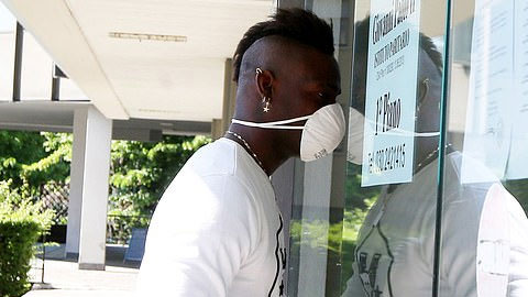 Balotelli phát điên, ăn bìa các tông, cạp đất sống qua ngày