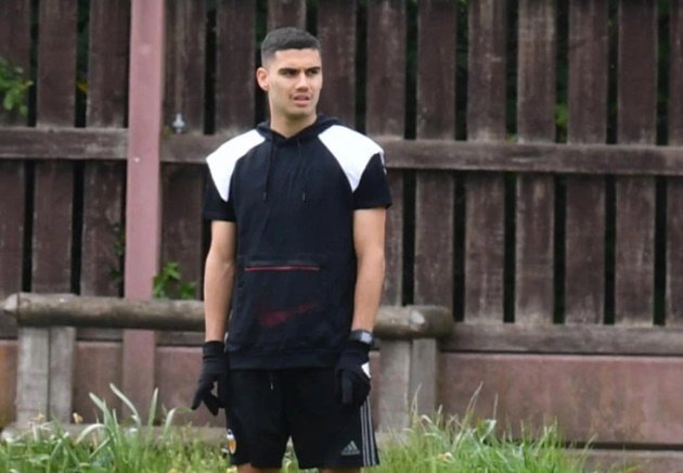 Phil Jones trains alone on field with just a dog for company as Man Utd defender gears up for Premier League restart - Bóng Đá