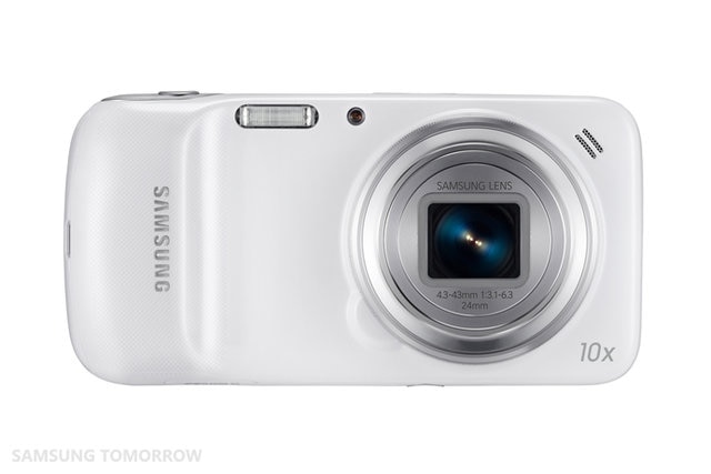 Samsung Galaxy S4 Zoom (2013): Đúng như tên gọi của mình, Samsung Galaxy S4 Zoom là một chiếc smartphone lai máy ảnh với điểm mạnh nhất nằm ở khả năng zoom quang học lên đến 10x. Chiếc điện thoại này được ông lớn công nghệ Hàn Quốc cho ra mắt vào năm 2013 như một biến thể của chiếc Galaxy S4.