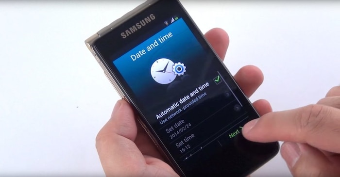 Samsung Galaxy Golden (2013): Ngay cả trong kỉ nguyên của những chiếc smartphone, Samsung cũng không tử bỏ những chiếc điện thoại nắp gập. Samsung Galaxy Golden, smartphone được công ty này trình làng năm 2013, được trang bị hai màn. Hình cảm ứng kích thước 3,7 inch: một màn hình bên trong và một màn hình được bố trí trên nắp máy.