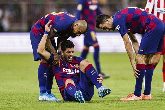 Luis Suarez seen for first time in six weeks during walk with family as Barcelona ‘put striker on transfer list’ - Bóng Đá