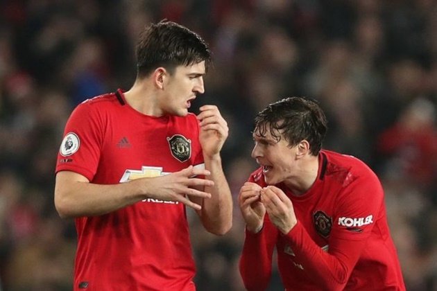 Phil Jones trains alone on field with just a dog for company as Man Utd defender gears up for Premier League restart - Bóng Đá
