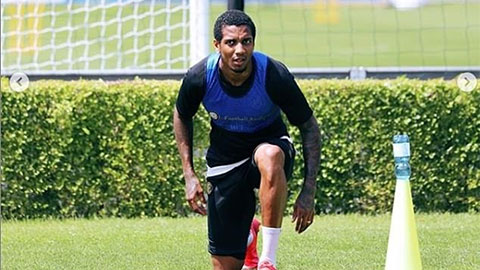 Ashley Young gây sốc với đầu... nhiều tóc