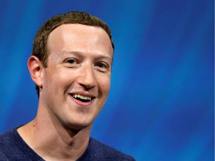 Mark Zuckerberg hiện giờ chỉ giàu kém CEO Amazon Jeff Bezos và người sáng lập Microsoft Bill Gates. (Ảnh: Reuters)