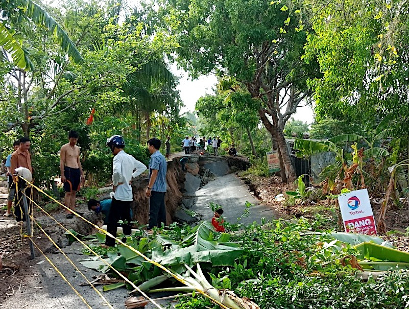 Trong 3 tháng, tuyến đường ở Cà Mau sụt lún đến 10 lần - Ảnh 1. Trong 3 tháng, tuyến đường ở Cà Mau sụt lún đến 10 lần - Ảnh 1.