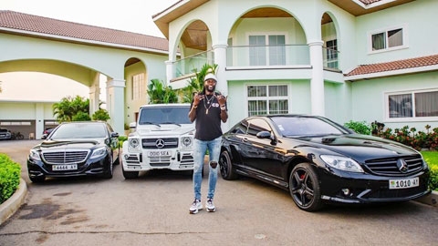 Emmanuel Adebayor: Người giàu không ngừng khóc
