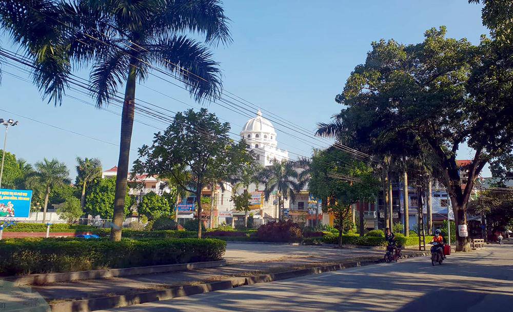 choang ngop truoc toa bach oc cua nu dai gia phu tho - 1