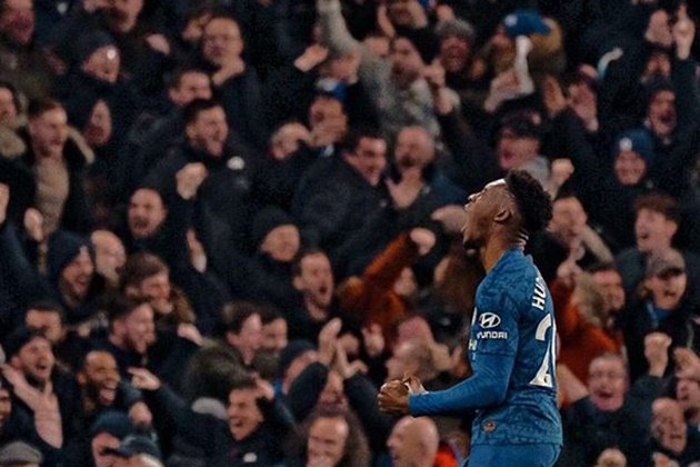 Chelsea star Callum Hudson-Odoi arrested after 4am row with glamour model while breaking lockdown as she calls ambulance - Bóng Đá