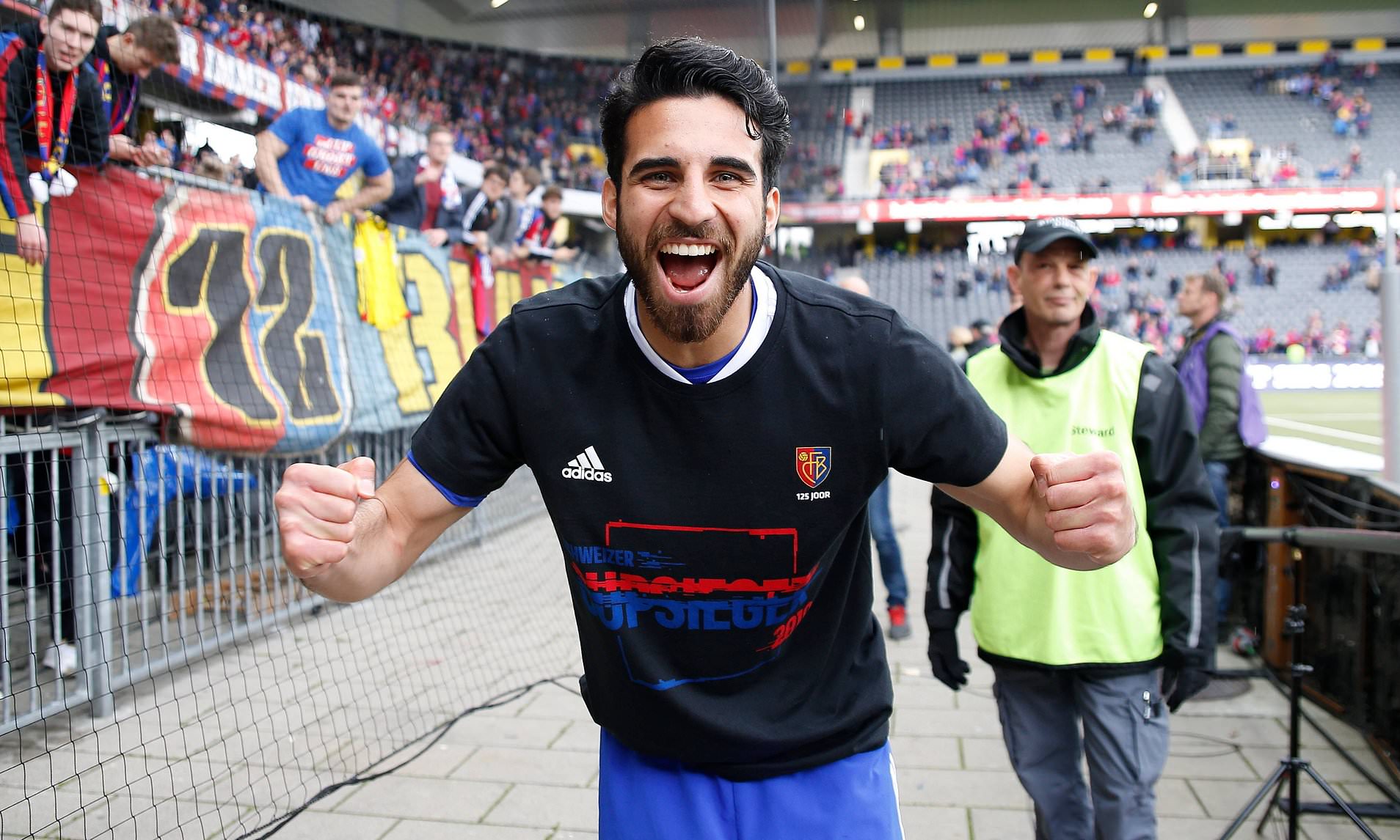 Arsenal eyeing comert - Bóng Đá