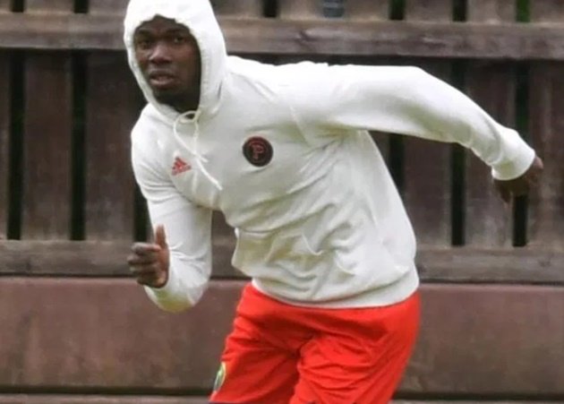 Phil Jones trains alone on field with just a dog for company as Man Utd defender gears up for Premier League restart - Bóng Đá