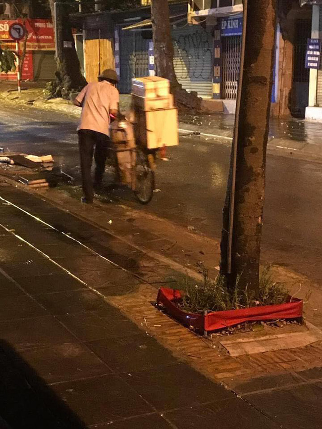 Chiếc bánh bao nóng của người bán hàng rong trong đêm mưa ở Hà Nội và câu chuyện phía sau khiến nhiều người xúc động mạnh - Ảnh 2. Chiếc bánh bao nóng của người bán hàng rong trong đêm mưa ở Hà Nội và câu chuyện phía sau khiến nhiều người xúc động mạnh - Ảnh 2.