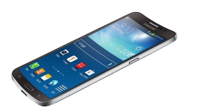 Samsung Galaxy Round (2013): Màn hình cong trong vài năm trở lại đây trở thành một trong những đặc trưng hấp dẫn nhất trên điện thoại cao cấp của Samsung, thế nhưng mọi thứ đã bắt đầu từ năm 2013 với Galaxy Round. Đây là một chiếc điện thoại có phần màn hình lõm vào bên trong theo bề ngang để người dùng có thể cầ máy thoải mái hơn mặc dù kích thước của nó có thể khá lớn. Samsung ra mắt chiếc máy này tại Hàn Quốc vào tháng 10 năm 2013.