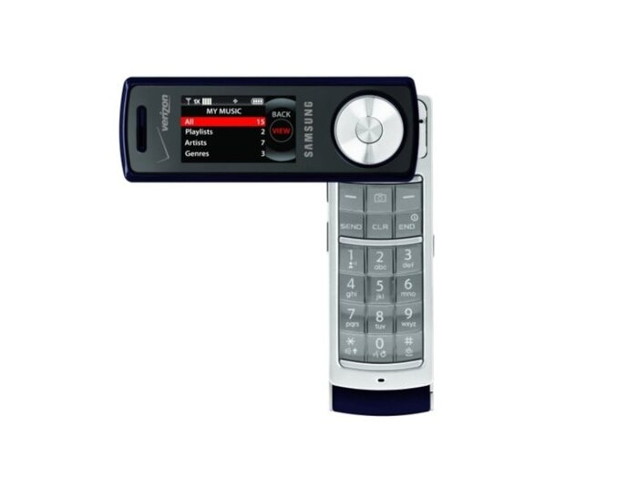 Samsung Juke (2007): Với Juke, Samsung đã cố gắng tìm cách kết hợp một chiếc điện thoại và một chiếc máy chơi nhạc MP3. Kết quả là là người dùng có một thiết bị với thiết kế khá “mỏng manh” đóng vai trò là một chiếc máy nghe nhạc khi đóng lại và một chiếc điện thoại khi mở ra. Bên cạnh phần bàn phím bấm cứng được giấu bên dưới màn hình mà người dùng có thể xoay để thấy và sử dụng. Samsun Juke còn có một bánh xe cuộn bằng kim loại có chức năng điều hướng các chế độ chơi nhạc trên màn hình.