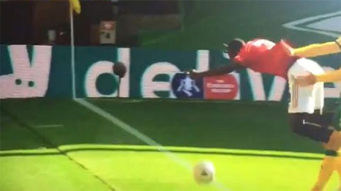 Eric Bailly ăn vạ thô thiển khiến fan M.U chỉ muốn 'độn thổ'