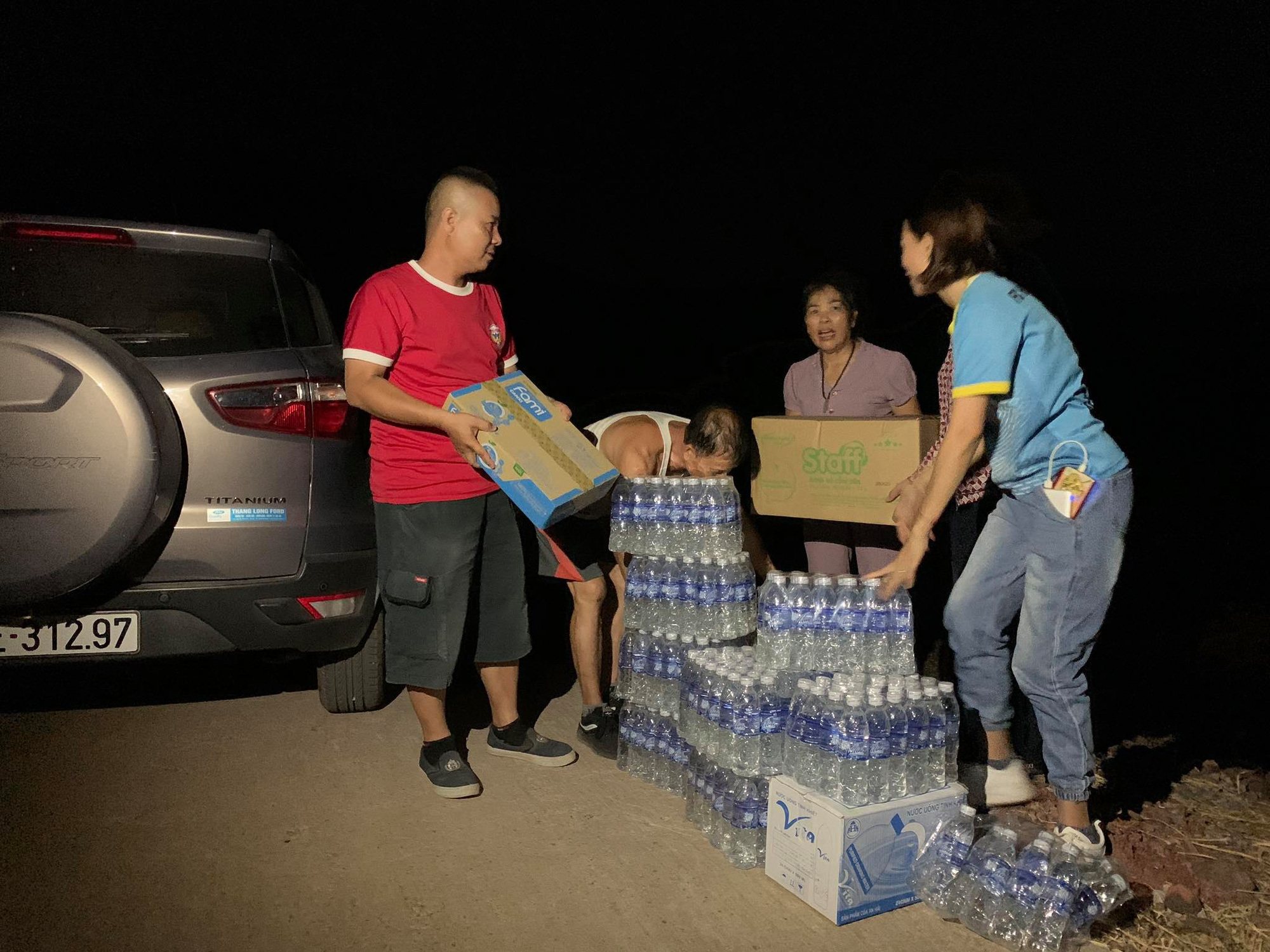 Rừng ở Hà Tĩnh, Nghệ An đang cháy đỏ trời trong đêm - Ảnh 7. Rừng ở Hà Tĩnh, Nghệ An đang cháy đỏ trời trong đêm - Ảnh 7.