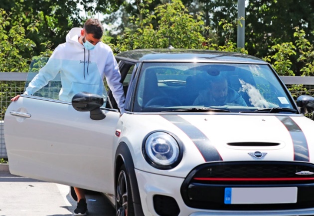 Bruno Fernandes nips to shops in his Mini after Patrice Evra called comparison to Man Utd legend Paul Scholes a ‘crime’ - Bóng Đá