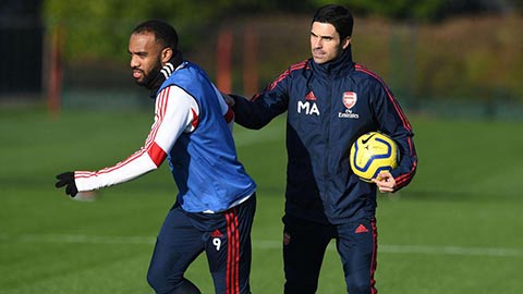 Arsenal phải đá để mùa sau đỡ nát