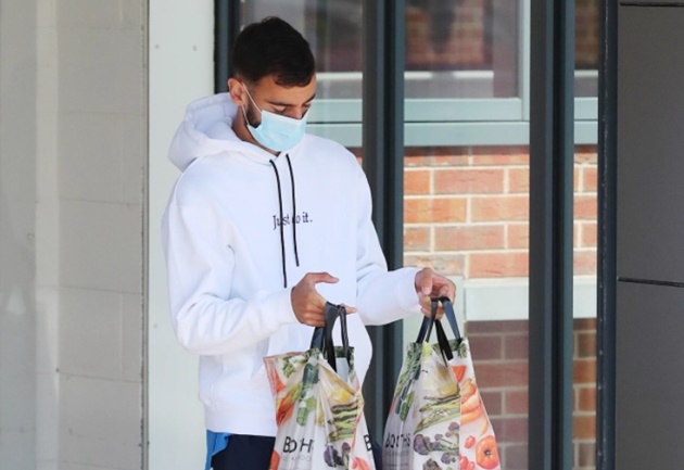 Bruno Fernandes nips to shops in his Mini after Patrice Evra called comparison to Man Utd legend Paul Scholes a ‘crime’ - Bóng Đá