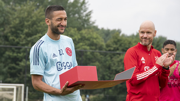 Van der Sar chia tay Ziyech - Bóng Đá