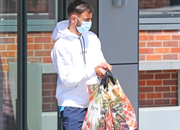 Bruno Fernandes nips to shops in his Mini after Patrice Evra called comparison to Man Utd legend Paul Scholes a ‘crime’ - Bóng Đá