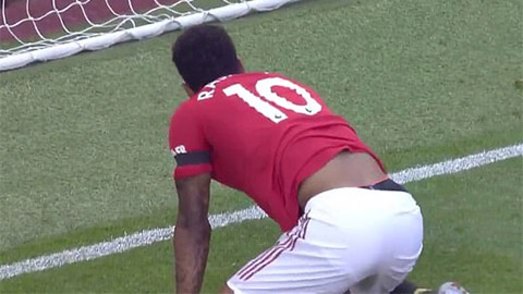 Fan M.U nghi Rashford... đi nhầm giày của Phil Jones