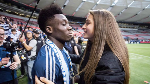 Alphonso Davies có bồ cũng là sao sân cỏ