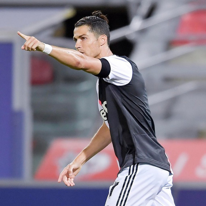 Bạn gái Ronaldo đăng ảnh khoe dáng bên du thuyền siêu đắt đỏ nhưng các fan lại chỉ chú ý đến vật lấp lánh trên ngón tay của cô nàng - Ảnh 3. Bạn gái Ronaldo đăng ảnh khoe dáng bên du thuyền siêu đắt đỏ nhưng các fan lại chỉ chú ý đến vật lấp lánh trên ngón tay của cô nàng - Ảnh 3.