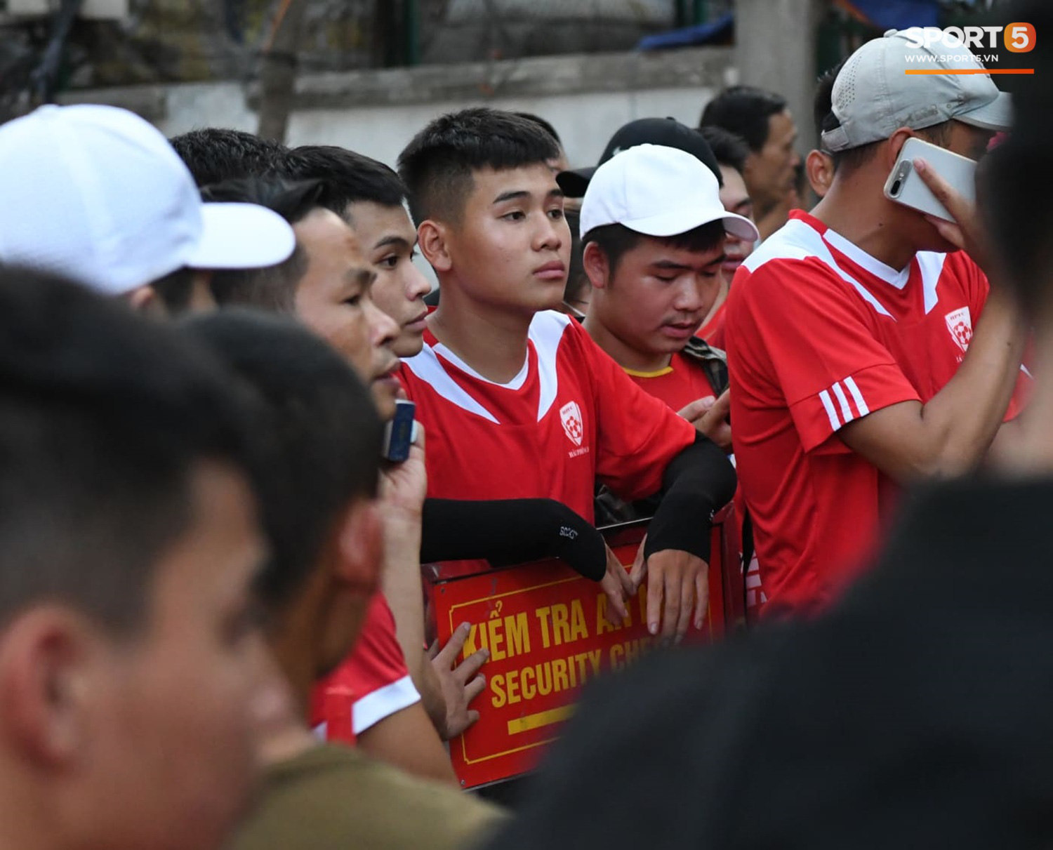 Fan Hải Phòng hô vang nhún nhảy Hồ Tây trên sóng truyền hình - Ảnh 7. Fan Hải Phòng hô vang nhún nhảy Hồ Tây trên sóng truyền hình - Ảnh 7.